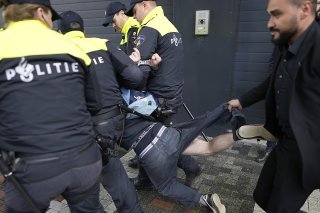 Des images du pool télévision montrent l'homme stoppé dans sa course et brutalement plaqué au sol à proximité de M. Macron.